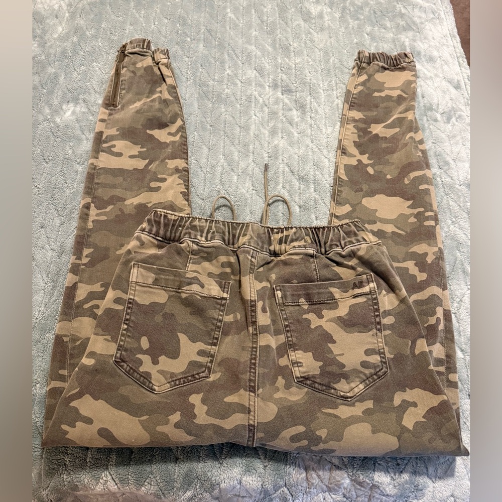 LIKE NEW American Eagle Camo Stretch High-Waisted Jegging Joggers - Picture 4 of 11